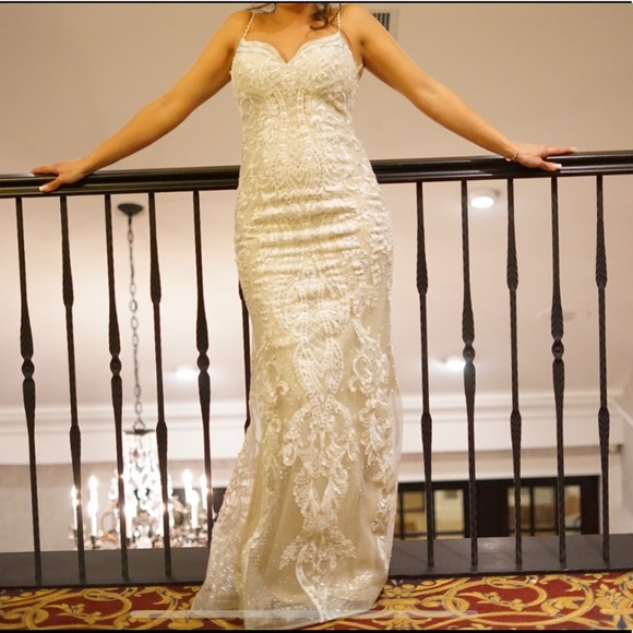 Beautiful dress - Picture 5 of 9